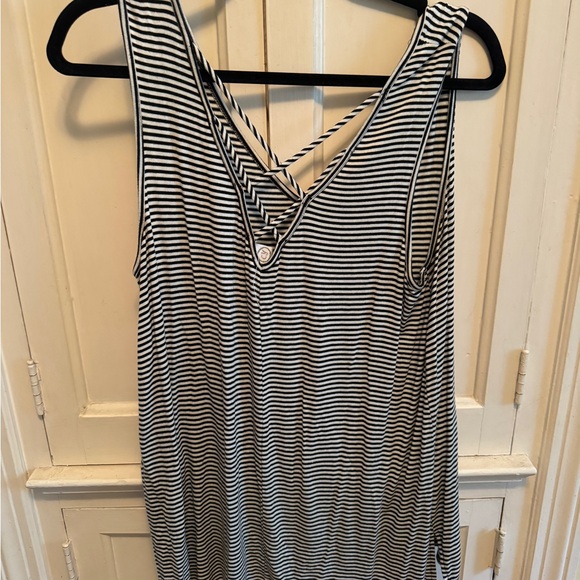 Women’s sz M black and white cross cross back tank - Picture 2 of 3
